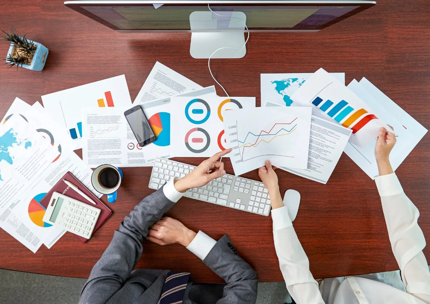 Landing Page vs Website Lengkap — Mana yang Dibutuhkan Bisnis Anda?